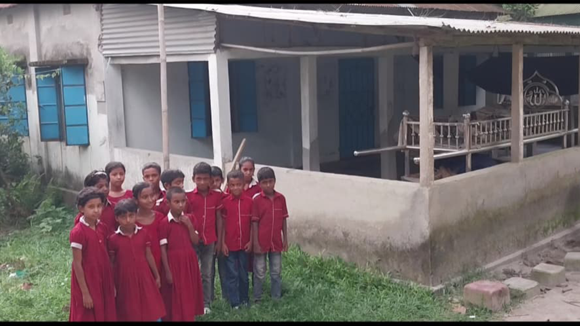 চার বছর ধরে মসজিদের মক্তবে চলছে পাঠদান